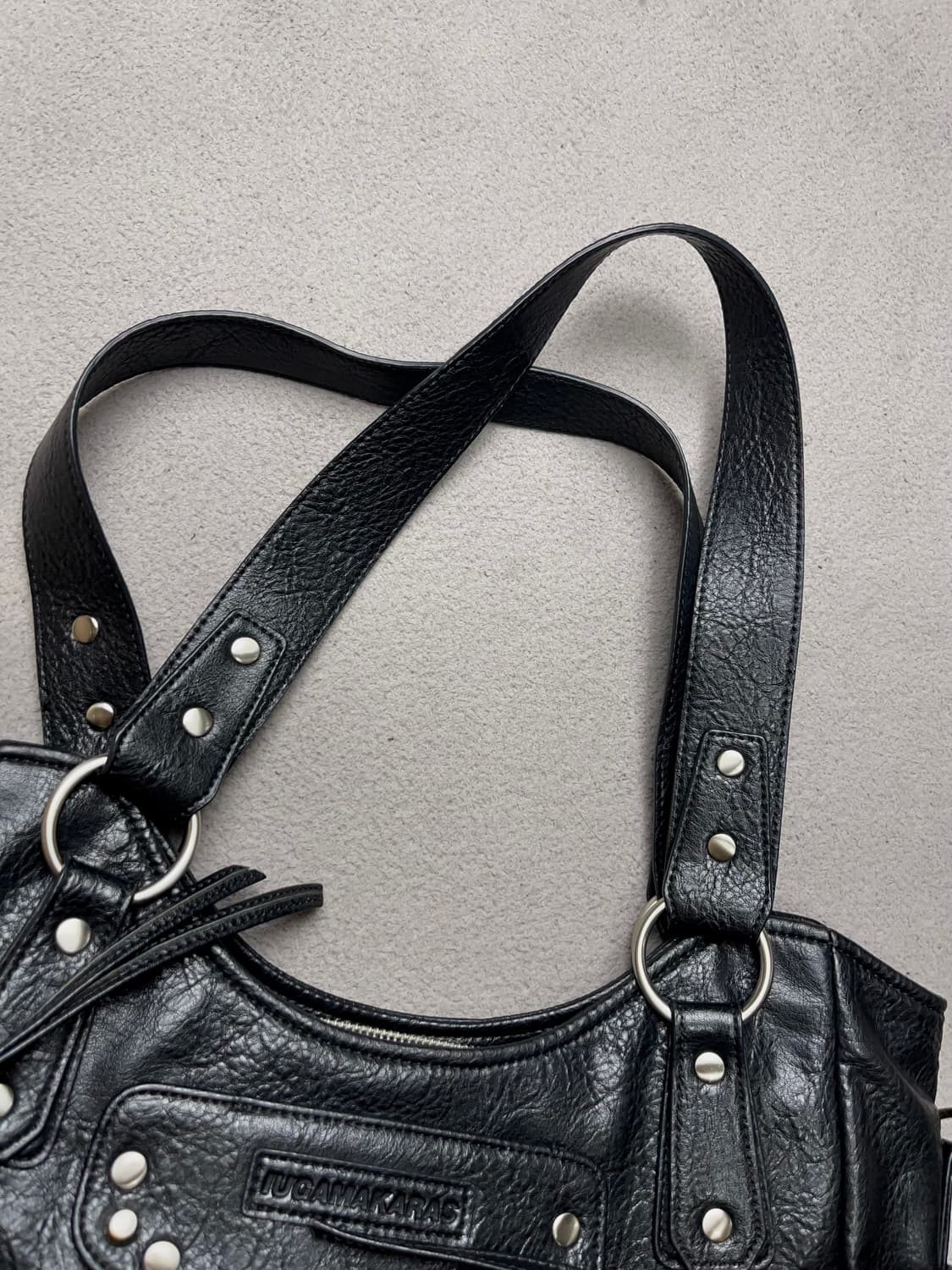 이우가마카라스 스터드 숄더백 블랙 상품이미지7