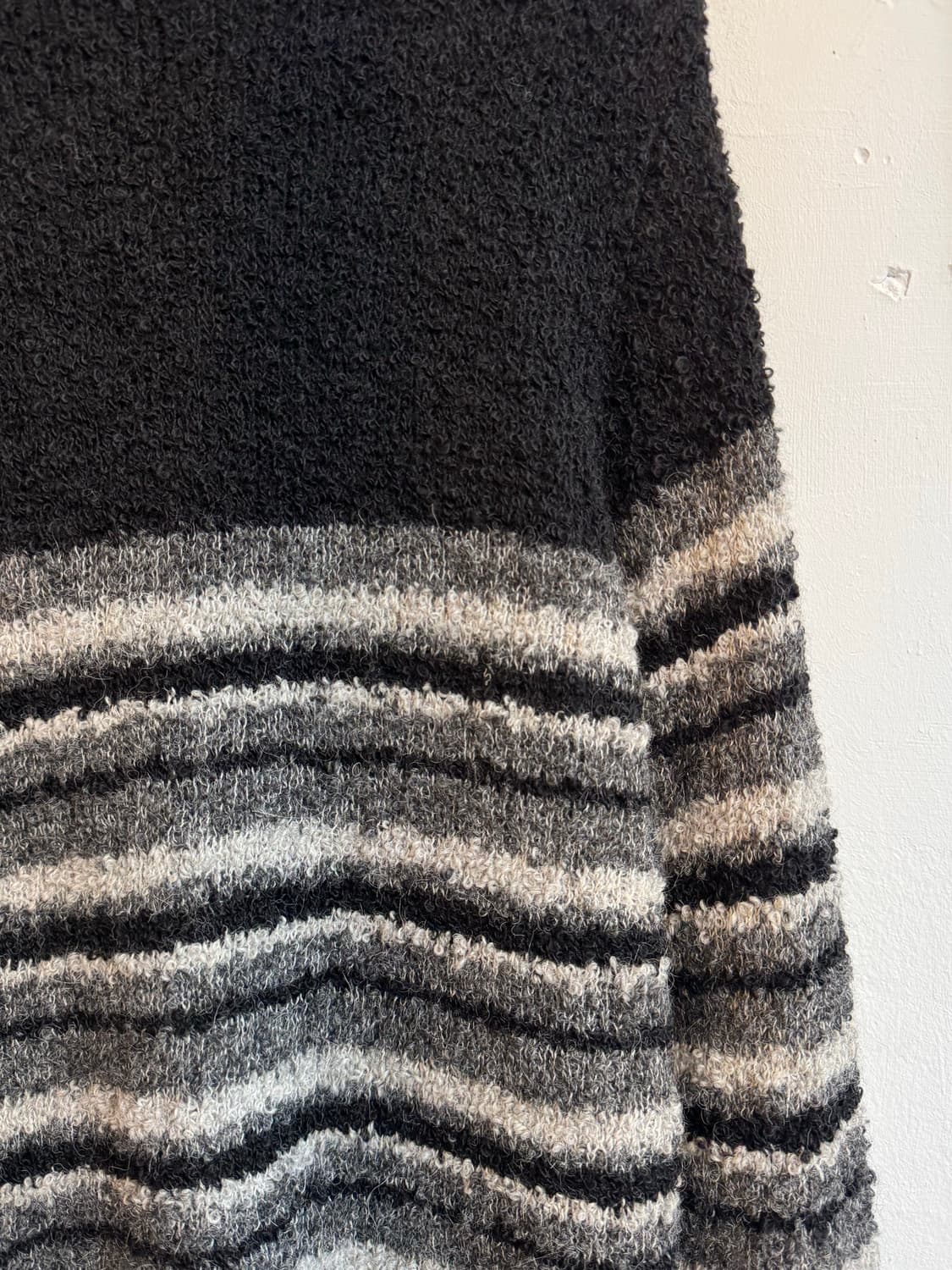 블랙&그레이 스트라이프 부클 니트 상품이미지3