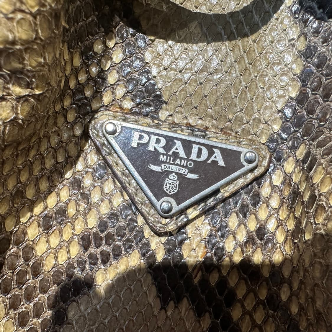 14ss 프라다 리얼 파이톤 레더 덤플링백 상품이미지6