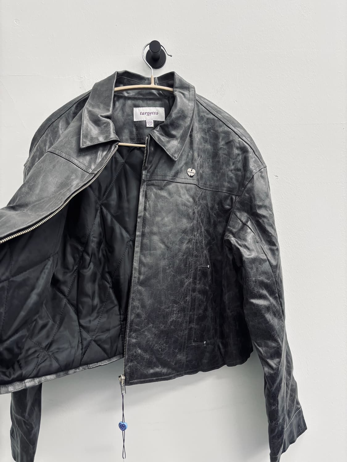 [새 상품] 타게토(TARGETTO) 크랙 비건 레더 자켓 차콜 상품이미지3