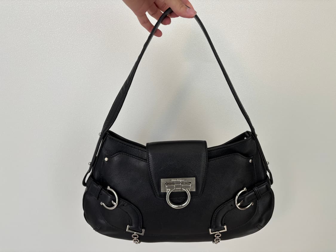 페라가모 간치니 블랙 숄더백 상품이미지1