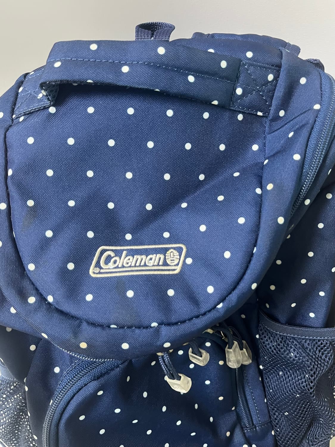 콜맨 도트 백팩 네이비 상품이미지3