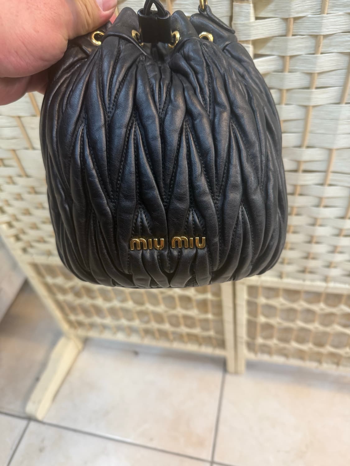 정품 미우미우 마테라쎄 나파 버킷백 팝니다 상품이미지2