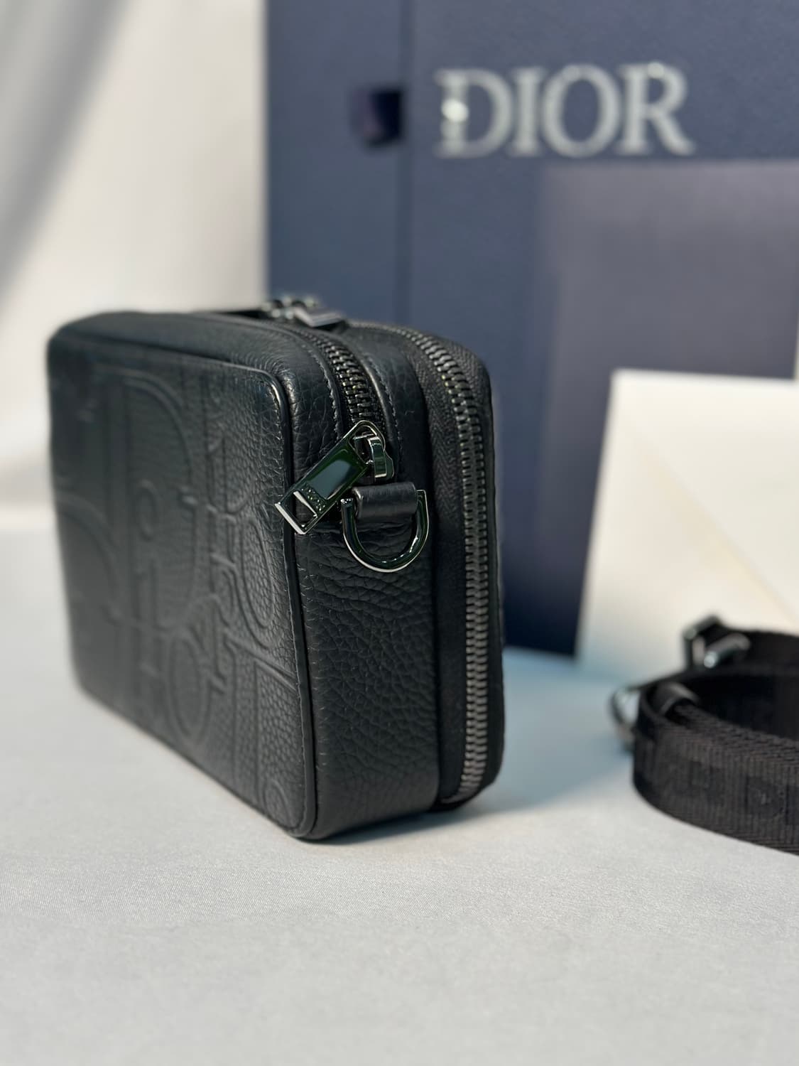 [신품급/풀구성] 디올 파우치 그래비티 레더 블랙 크로스백 상품이미지5