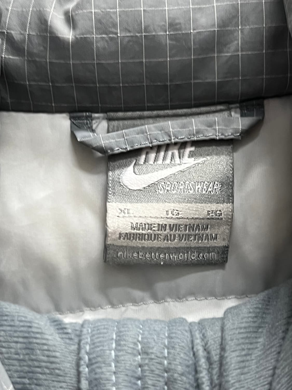 나이키 우먼스 올드스쿨 덕다운 그리드 패턴 패딩 자켓 그레이 상품이미지4