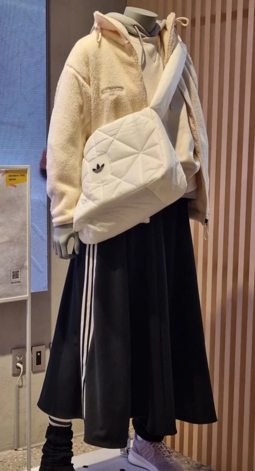 새상품) 아디다스 한정판 가방 크로스백 패딩백 구름백 상품이미지3