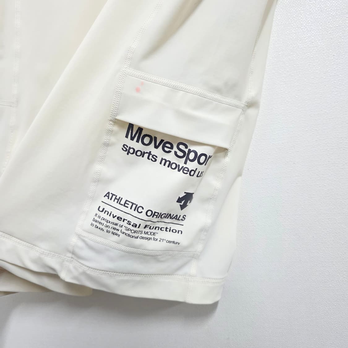 95) 데상트 후드 경량 스판 바람막이 아이보리 상품이미지3