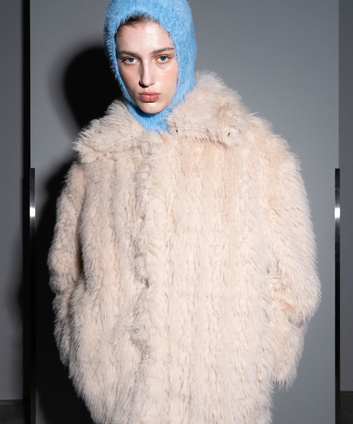 (1회 착용) 320쇼룸 에코 퍼 자켓 베이지 코트 상품이미지5