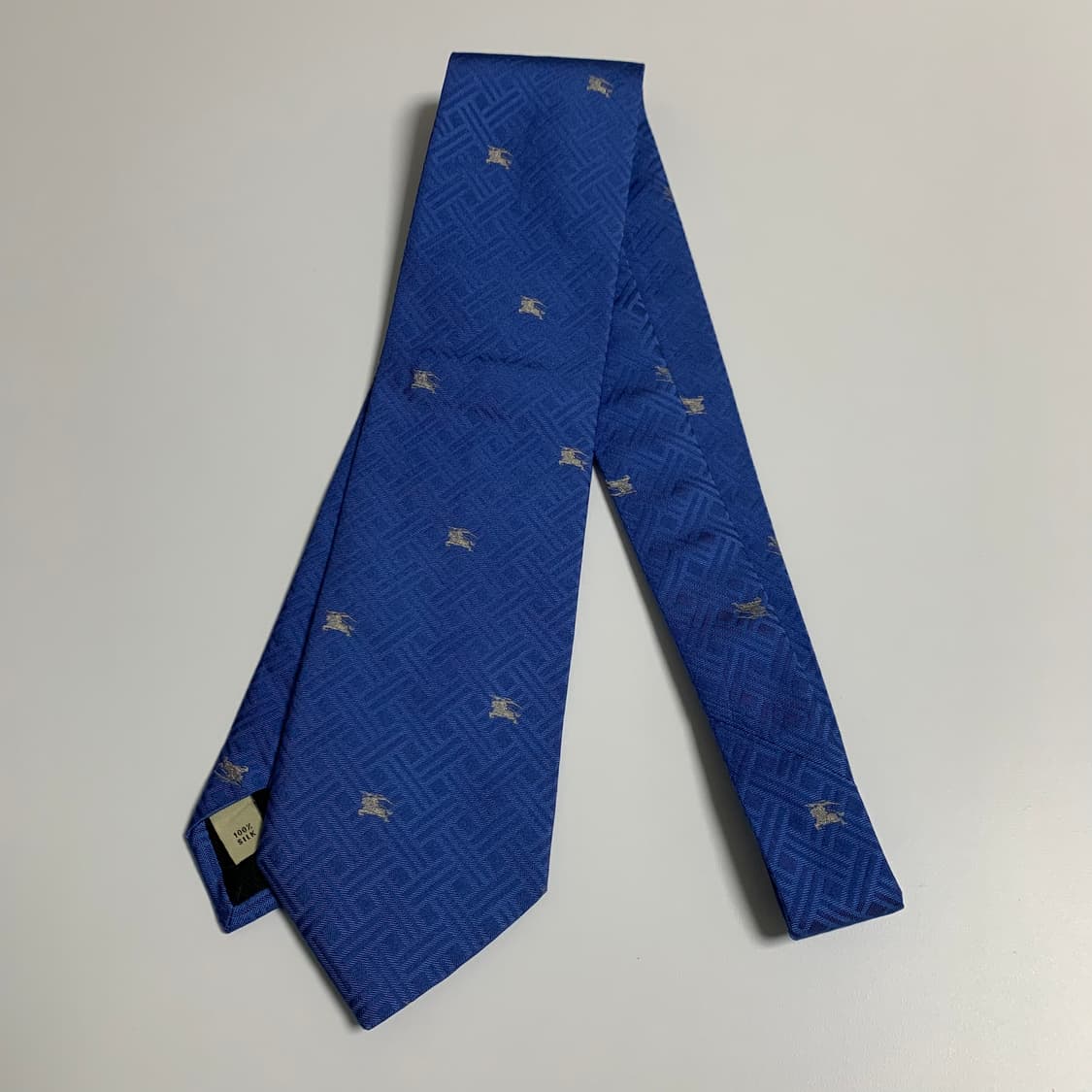 버버리(BURBERRY) 블루컬러 모노그램 신형 명품넥타이 최상급 상품이미지8