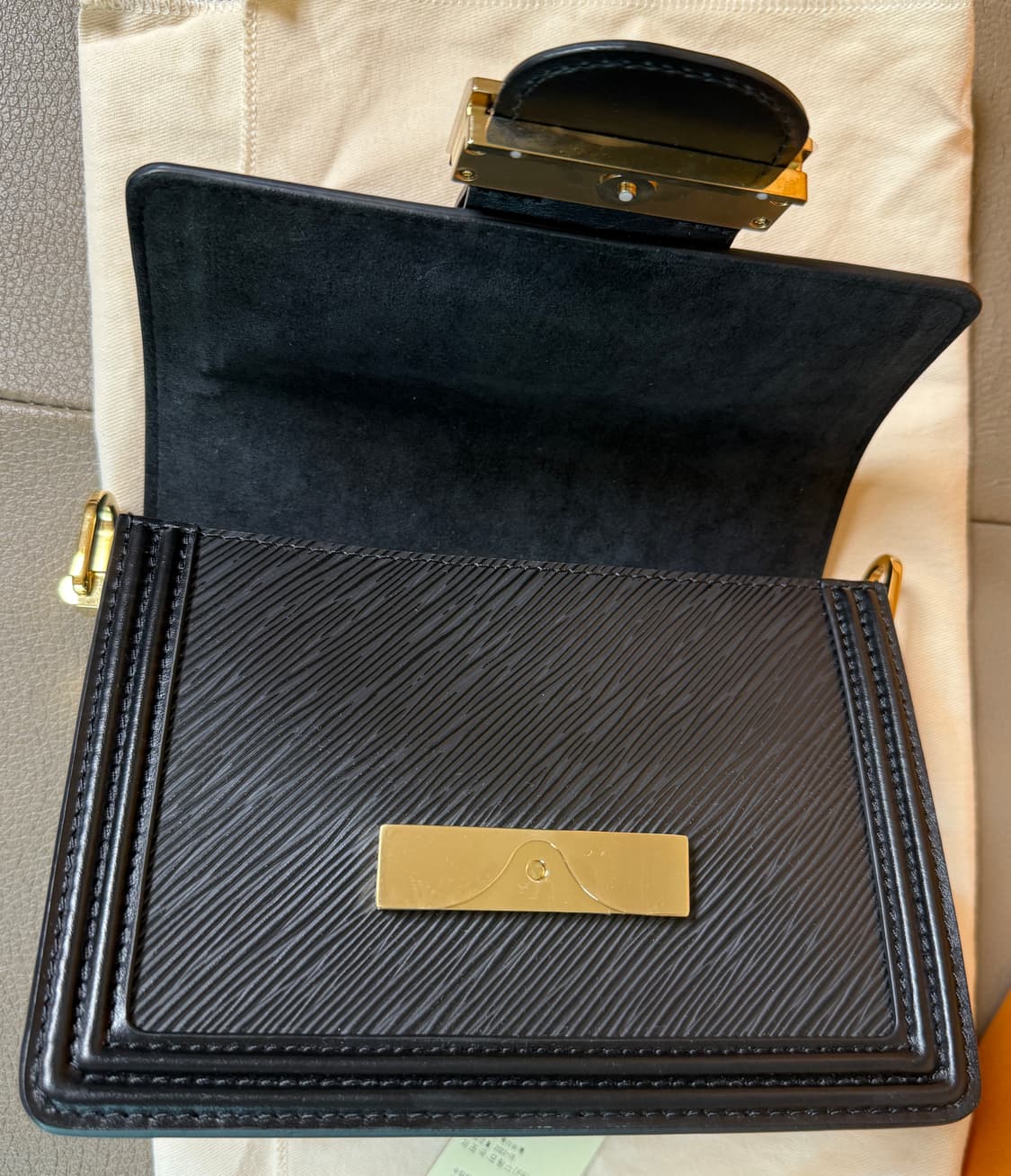 [새상품] 루이비통 에피 에삐 미니도핀 체인 숄더백 블랙 금장 상품이미지7