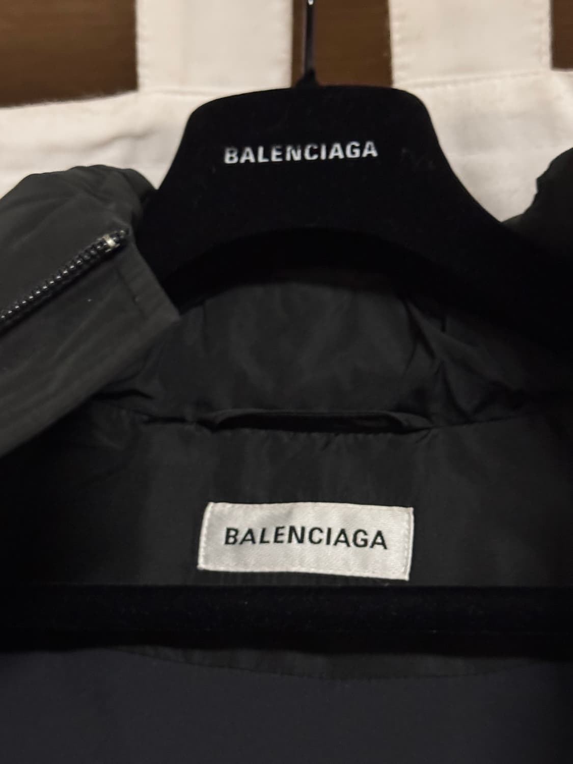 [34] 발렌시아가 BB로고 C쉐이프 푸퍼 패딩 상품이미지3