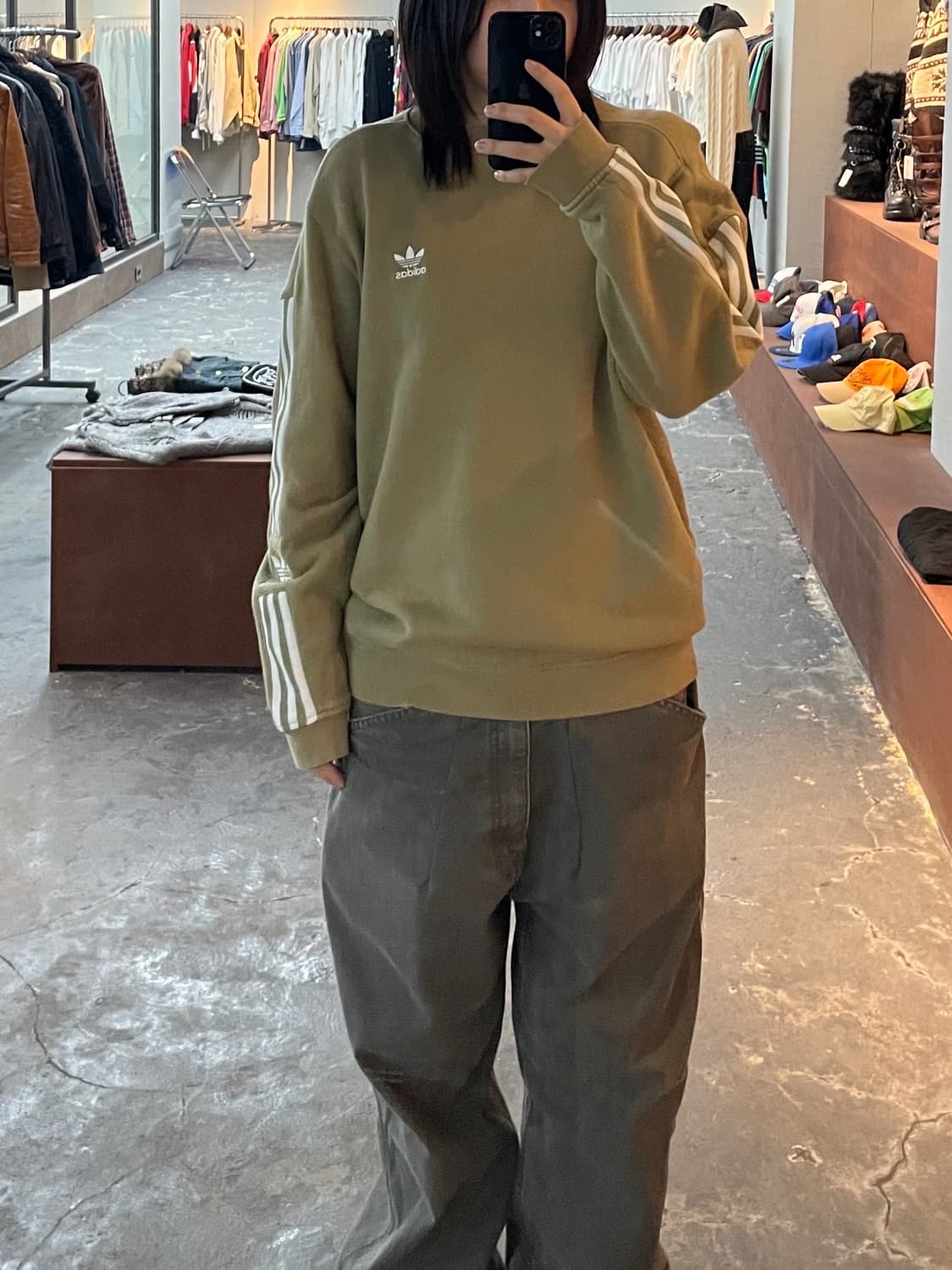 아디다스 락업크루 올리브 맨투맨 H880 상품이미지1