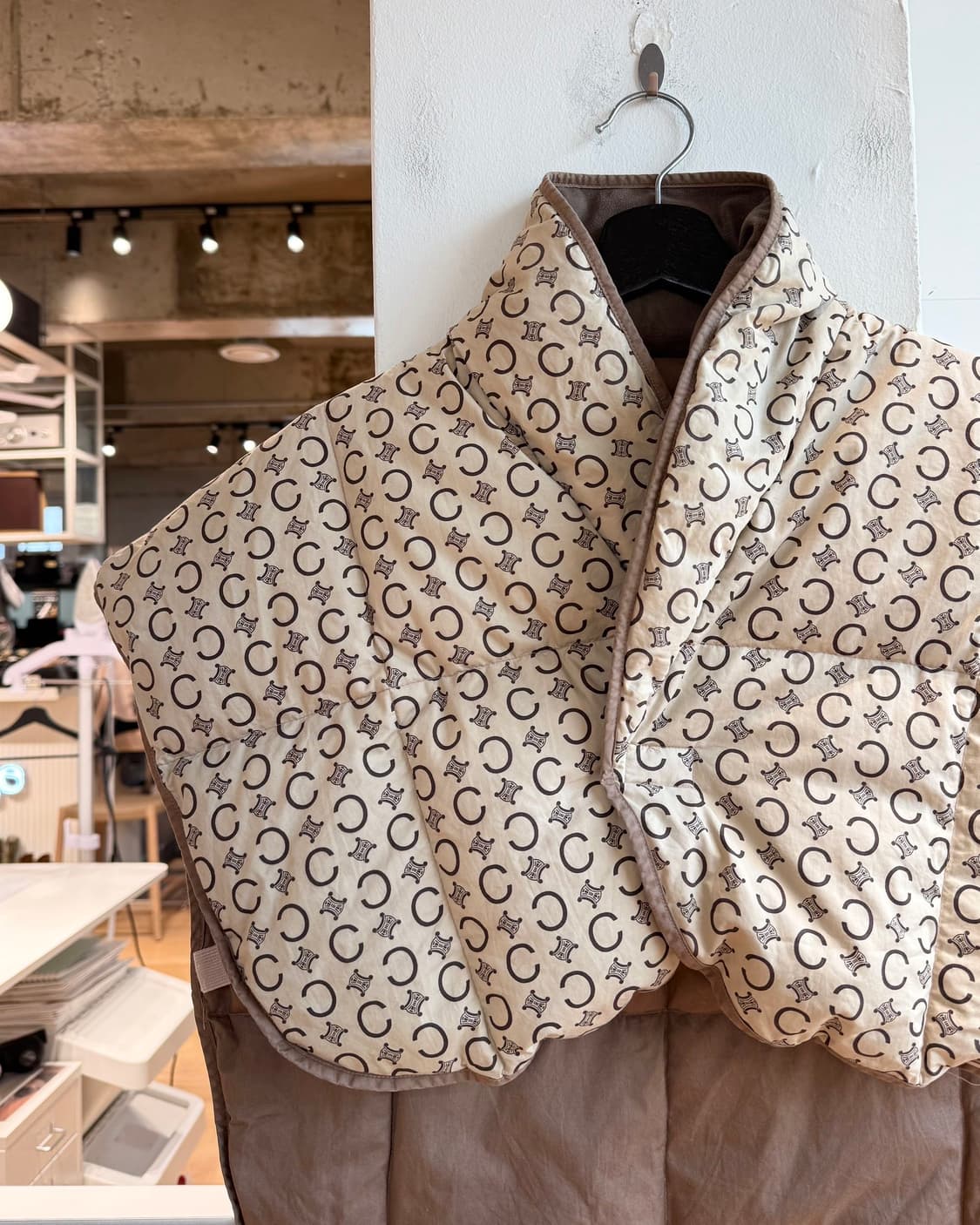 셀린느 브라운 트리오페 다운 베스트  상품이미지4