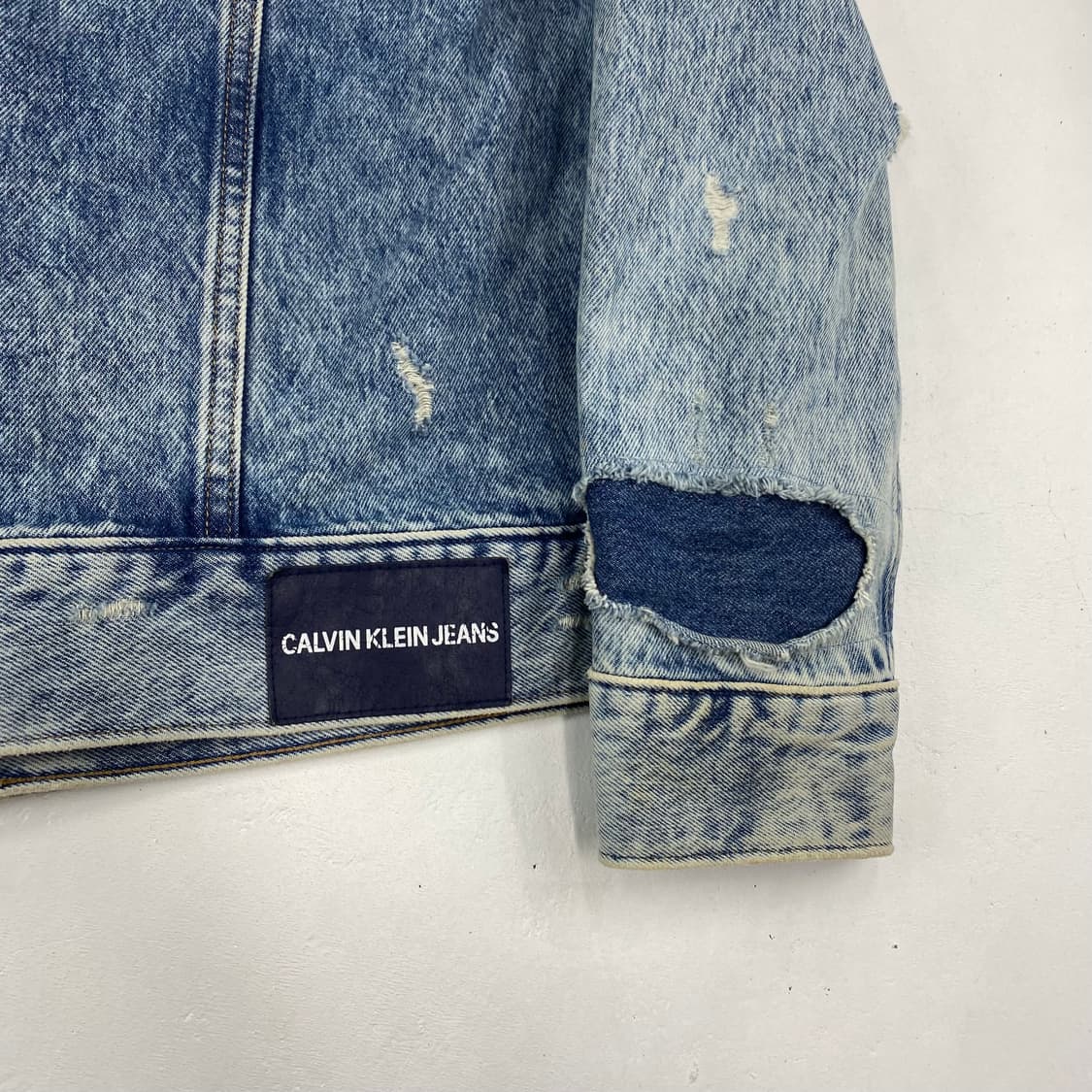 C.K 켈빈클라인 패치워크 디스트로이드 데님 트러커 자켓 (105) 상품이미지4
