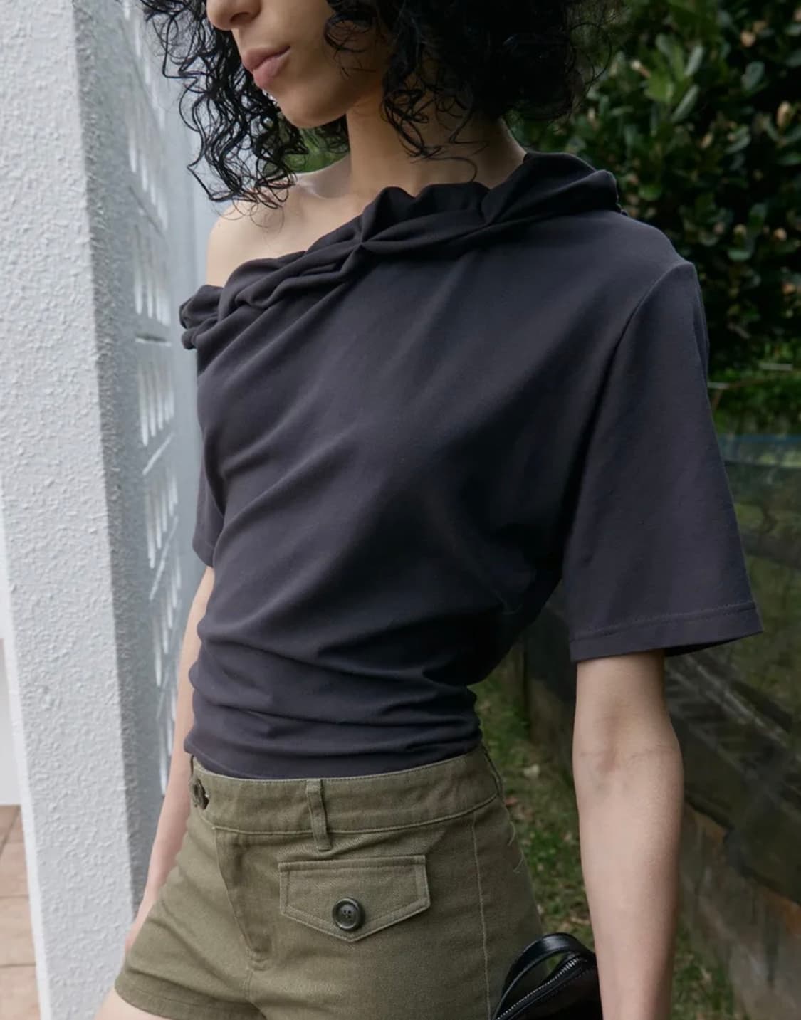 Kijun 기준 Twist One-Shoulder Top Charcoal 상품이미지2