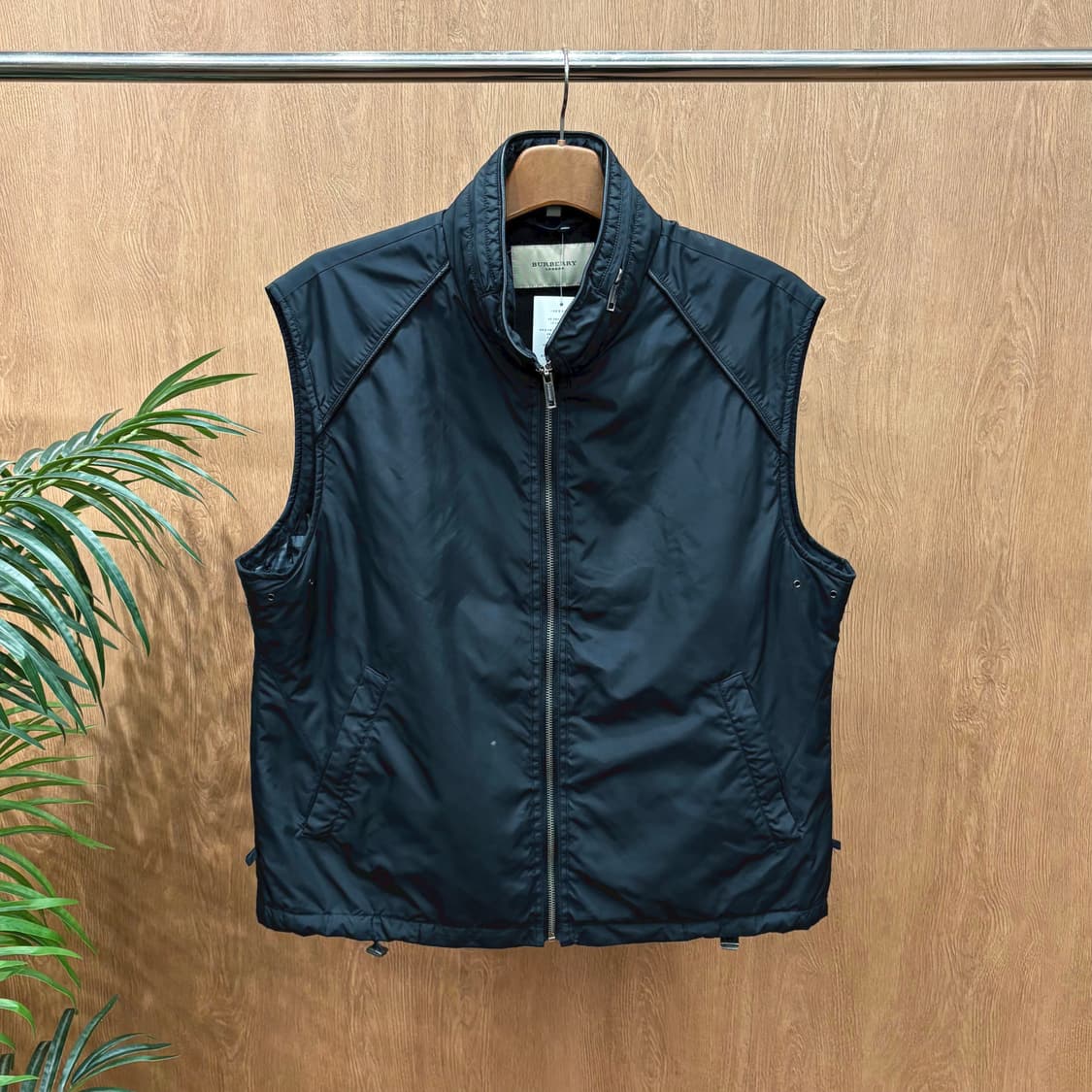 버버리 하이넥 경량 패딩 베스트 드로우 스트링 디테일 레귤러핏 블랙 상품이미지1