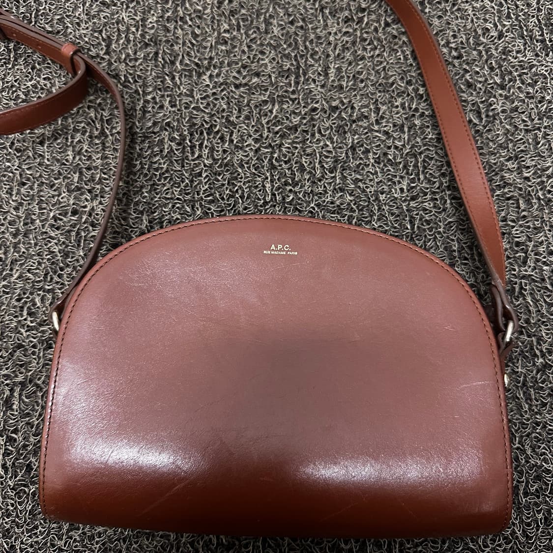 A.P.C 아페쎄 하프문 브라운 여성 숄더백 가방 상품이미지2