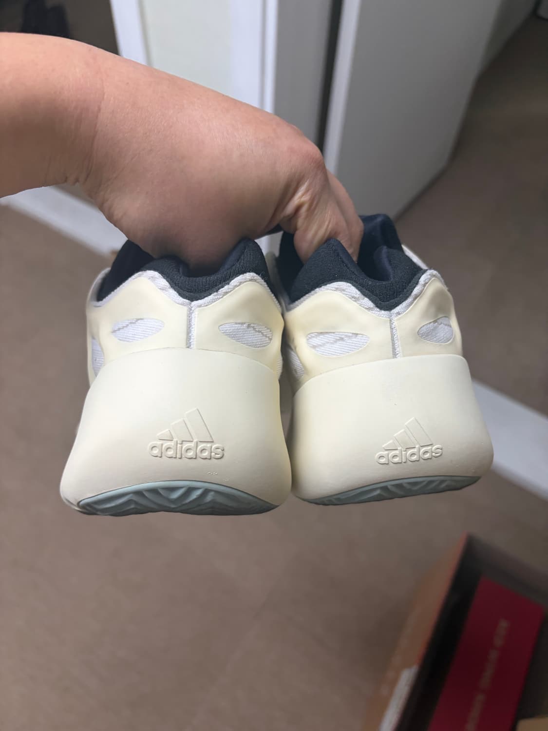 아디다스 이지 700 V3 아자엘 285mm 상품이미지3