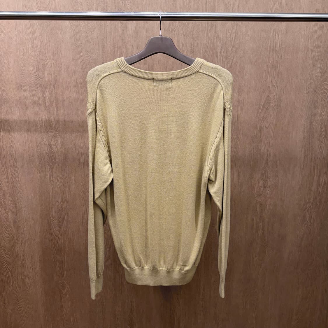 입생로랑 라운드넥 긴팔 니트 숄더 케이블 디테일 레귤러핏 베이지 상품이미지3