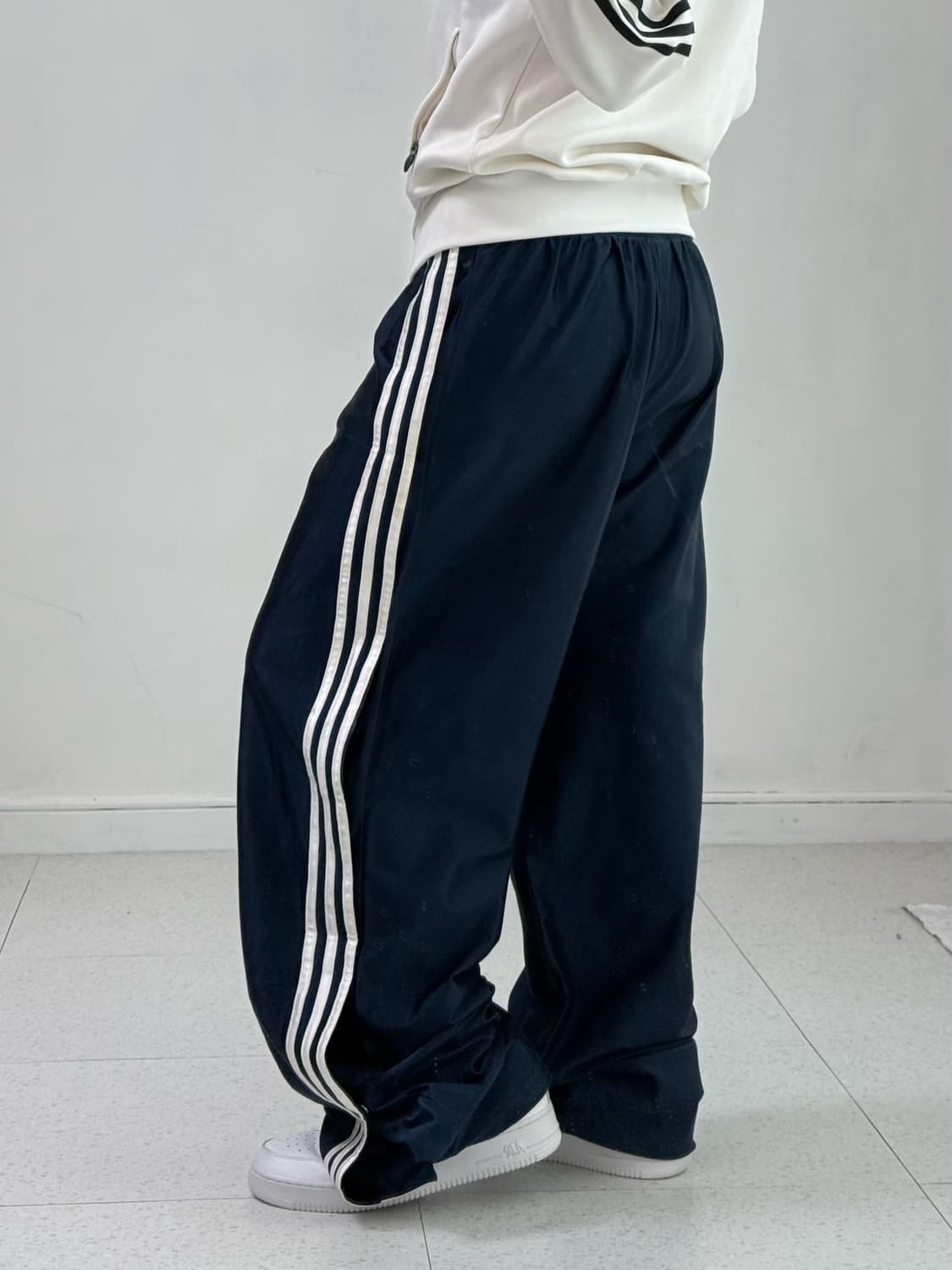 아디다스 네이비 사이드 버튼 트랙팬츠 상품이미지3