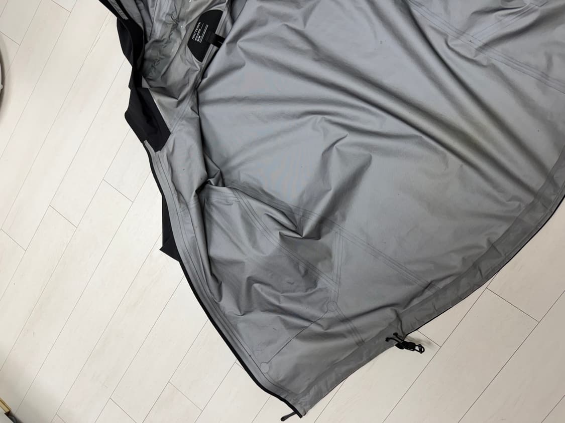 아크테릭스 베타 M 사이즈 블랙  사용감이 많습니다 ... 그래서 크림에 상품이미지5