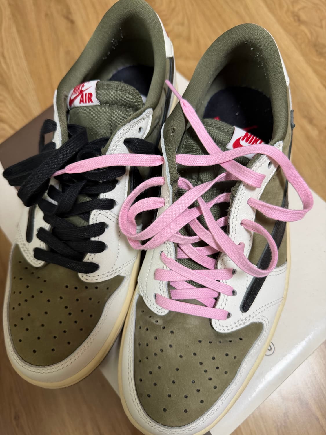 트레비스 스캇 나이키 레트로 og 리버스올리브 상품이미지1