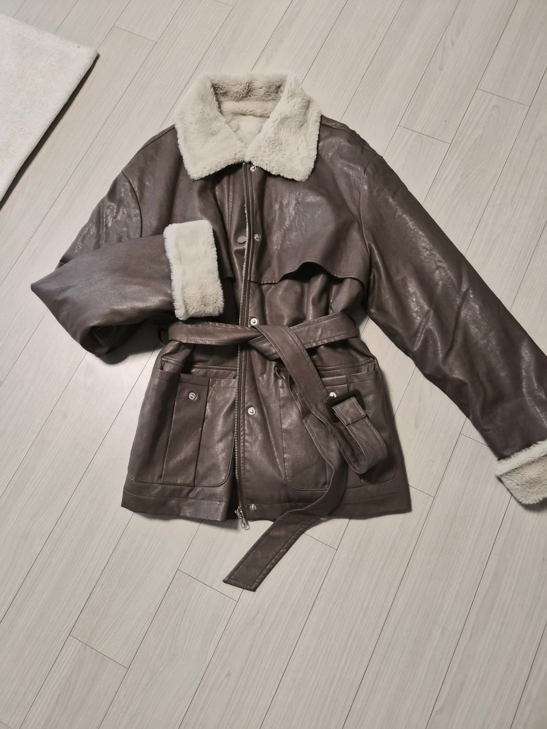 시크하고 따뜻한 양털 배색 무스탕 코트 상품이미지2