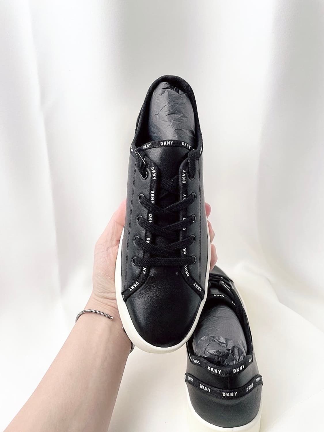 (정품/새상품) DKNY 여성 화이트 블랙 로고 라인 스티치 스니커즈 상품이미지1