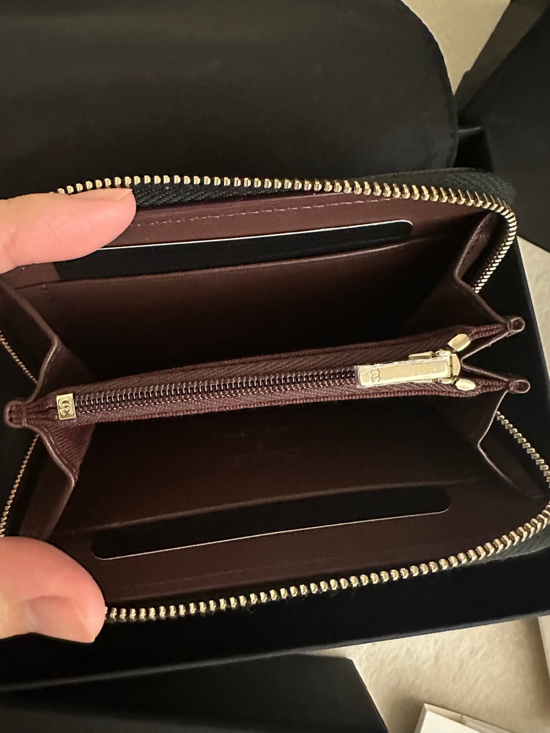 샤넬 클래식 캐비어 지퍼돌이 금장(내부 동전 지갑) 새상품 상품이미지5