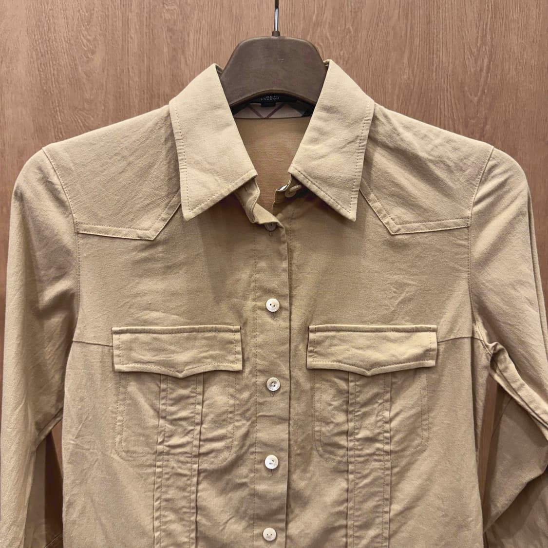 버버리 런던 더블 포켓 절개 라인 버튼 셔츠 체크 디테일 베이지 상품이미지4