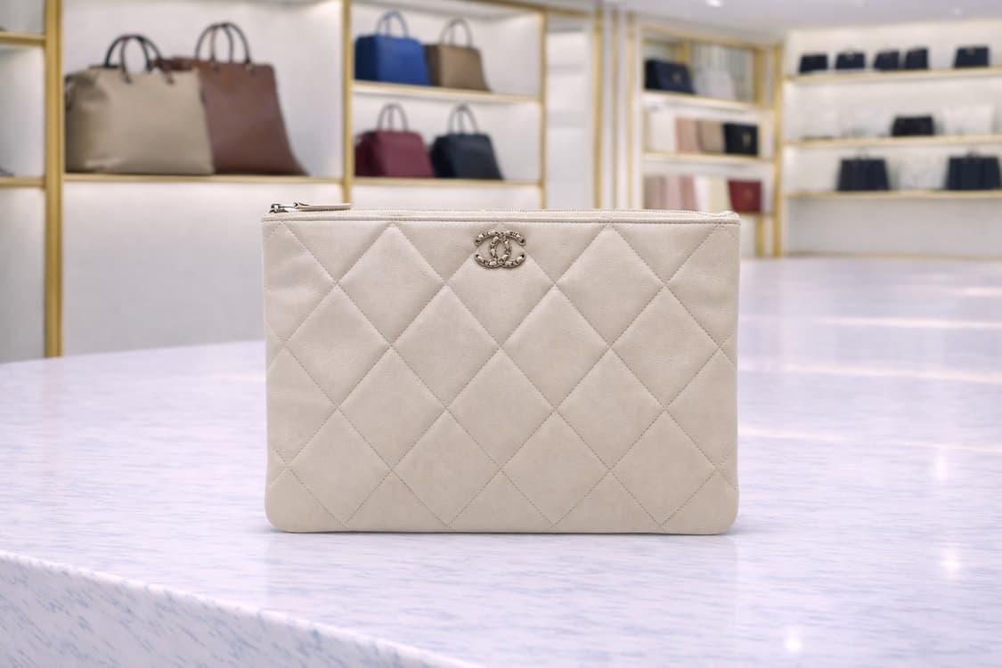 [A급] 샤넬 19 램스킨 & 골드 메탈 클러치 라지 판매합니다!!! 상품이미지1