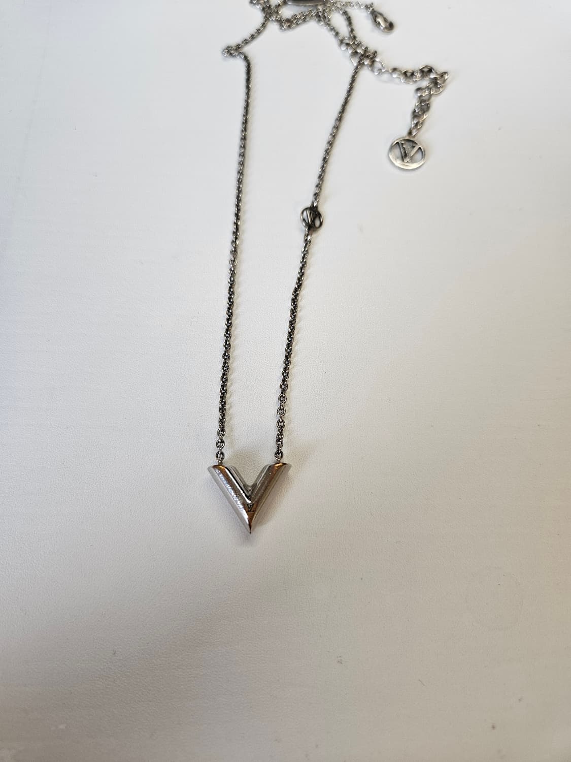 루이비통 에센셜 v 팔라듐 목걸이 상품이미지2