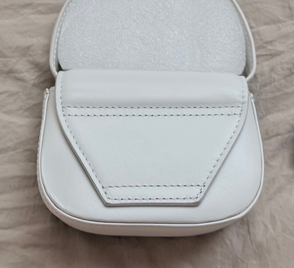 새상품 내일까지만 판매) 디젤 화이트 미니백 상품이미지5