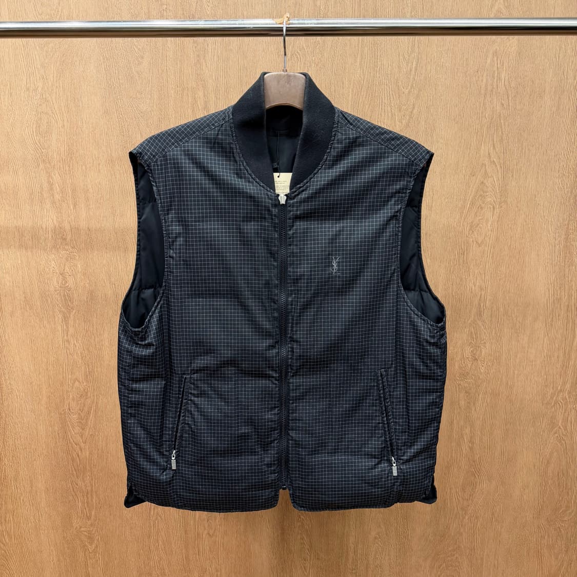 입생로랑 리버시블 패딩 베스트 솔리드 블랙 체크 패턴 로고 디테일 블랙 상품이미지2