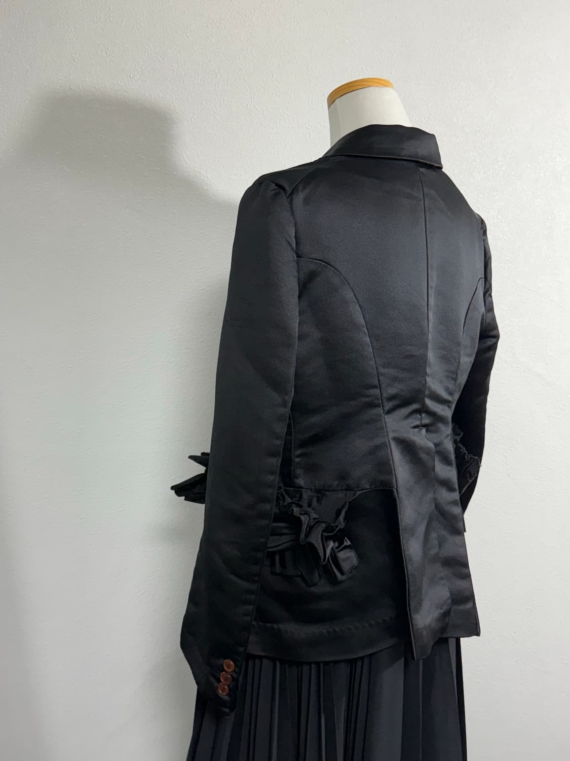 22aw 꼼데가르송 꼼데가르송 프릴 새틴 자켓 상품이미지4