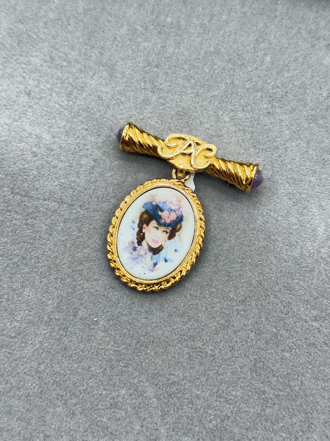 Victorian Portrait Brooch with Gold Fram 상품이미지1