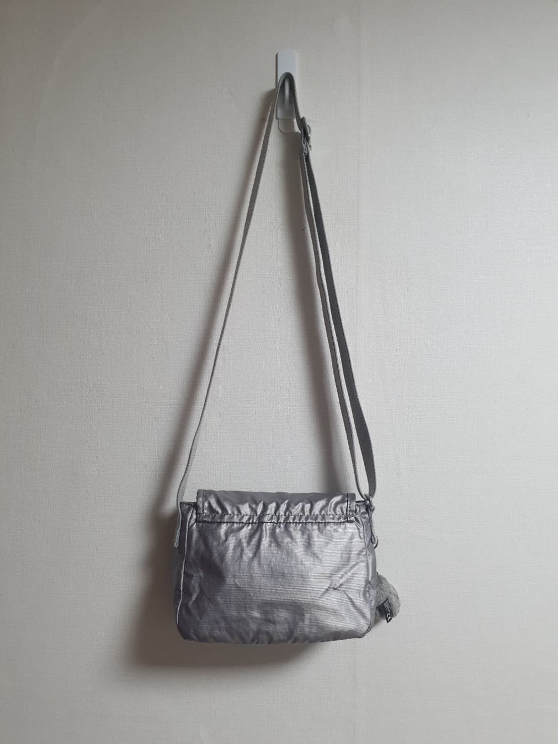 키플링 메탈릭 실버 미니 크로스백 상품이미지3