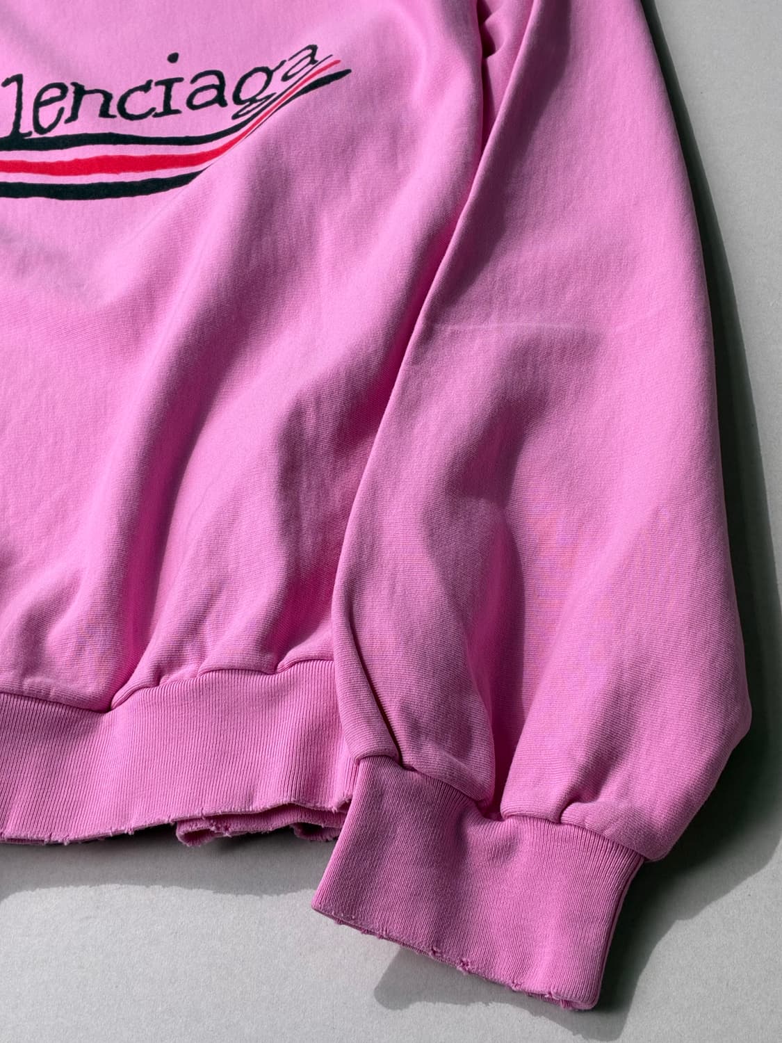 발렌시아가 폴리티컬 핸드 드로운 맨투맨 스웻 셔츠 핑크 2사이즈 상품이미지3