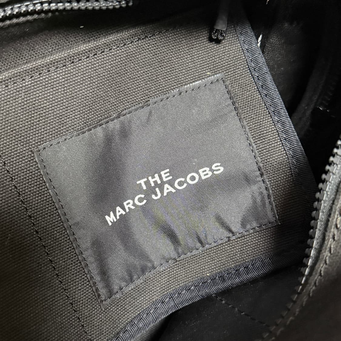 마크제이콥스 더 토트백 미듐 블랙 상품이미지6