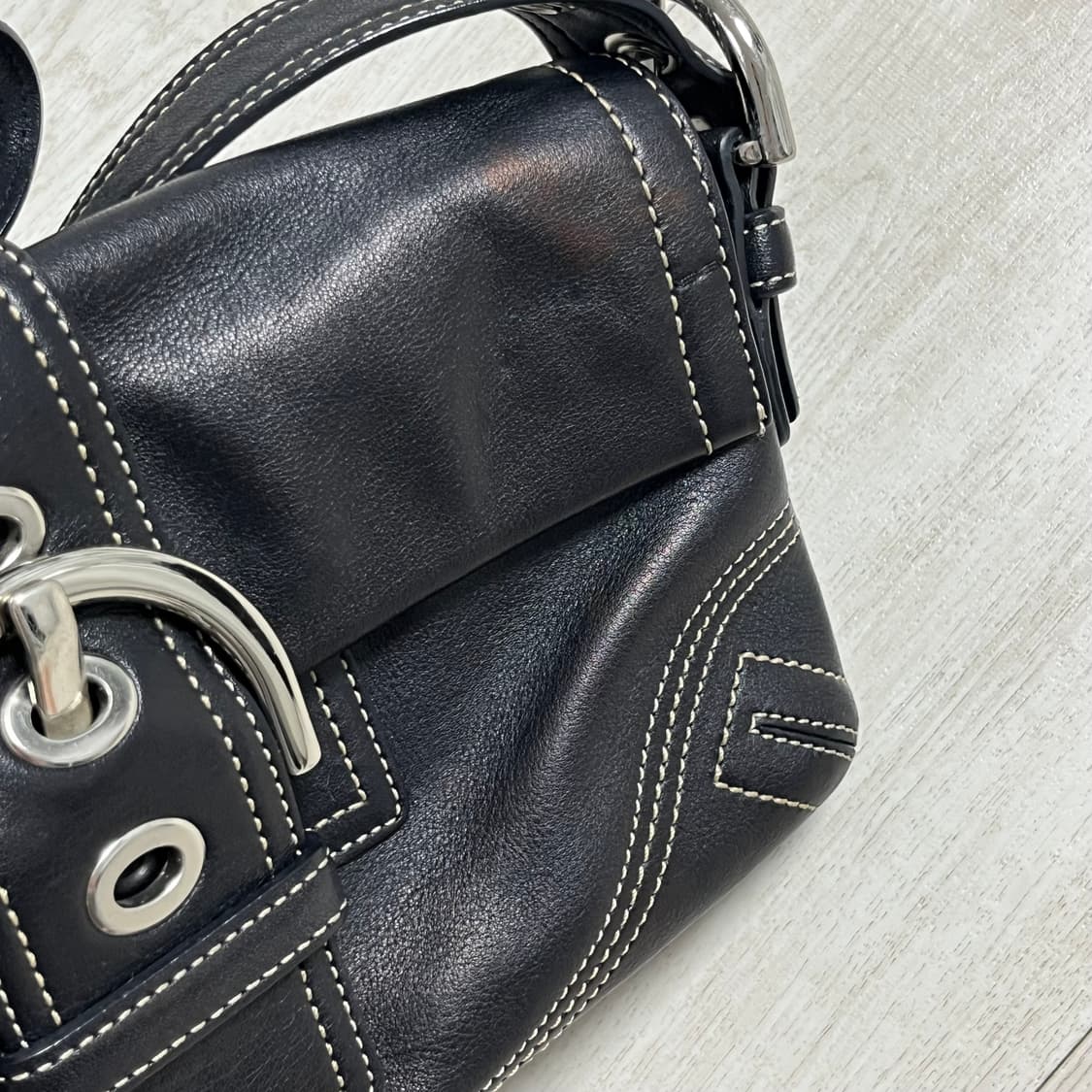 코치 빈티지 블랙 버클 레더 숄더백 상품이미지2