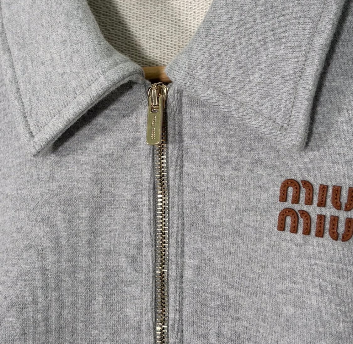 [L] 미우미우 하프 지퍼 오버핏 카라 스웻 셔츠 맨투맨 티셔츠 그레이 상품이미지4