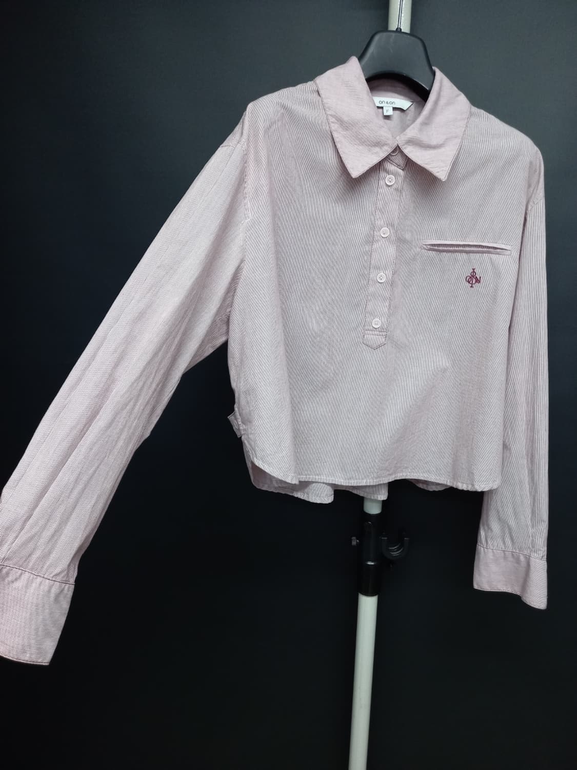 온앤온 춘추 루즈핏 숏 남방 블라우스 55.66 상품이미지4