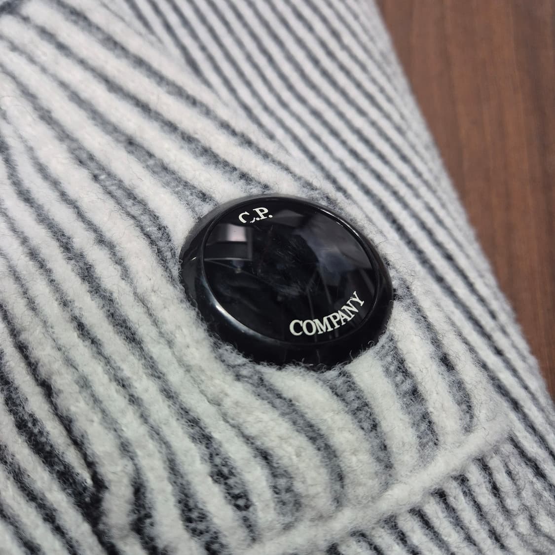 [우주매물🔥] CP컴퍼니 플리스 니트 크루넥 렌즈 스웨터 상품이미지4