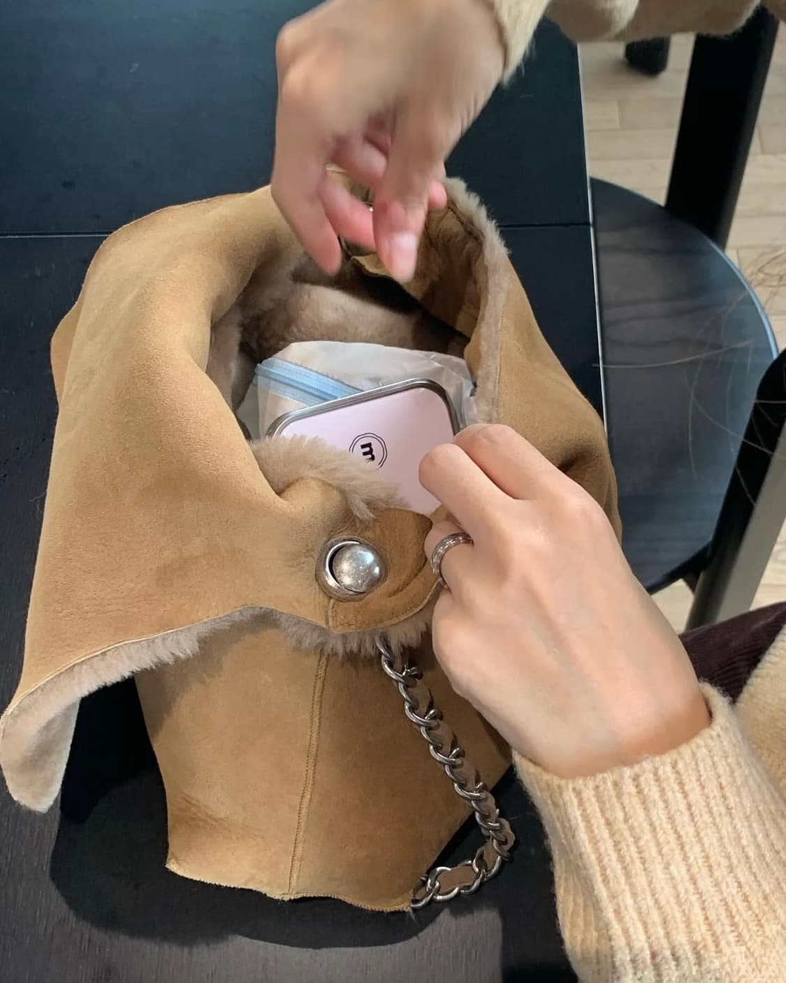 (미개봉) 미닛뮤트 페블 체인백 무스탕 베이지 상품이미지4