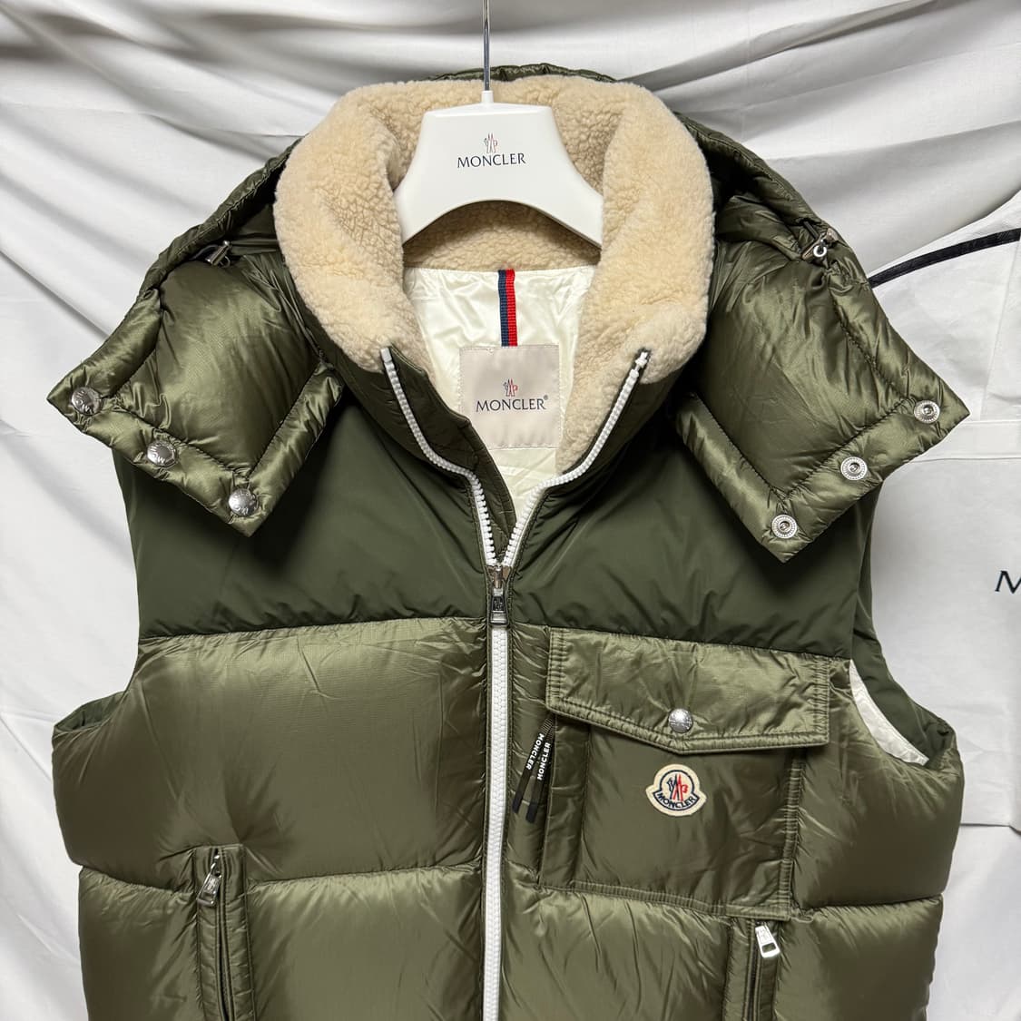 [S+급/5] 23FW 몽클레어 아우스트 질레 후드 조끼패딩 올리브 그린 상품이미지3