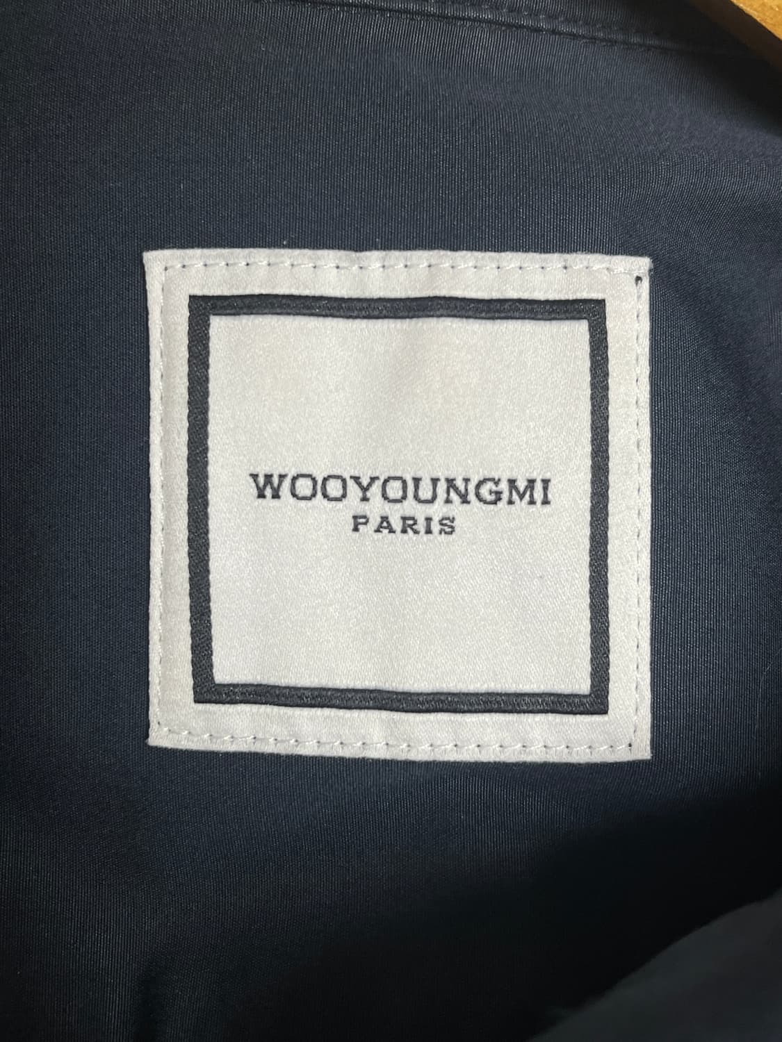 우영미 코튼 페더 프린트 백로고 셔츠 블랙 상품이미지3