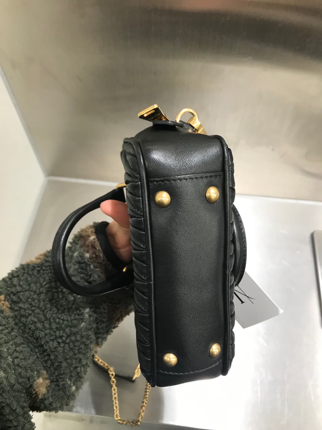 미우미우 마테라쎄 체인 숄더백 블랙 상품이미지4