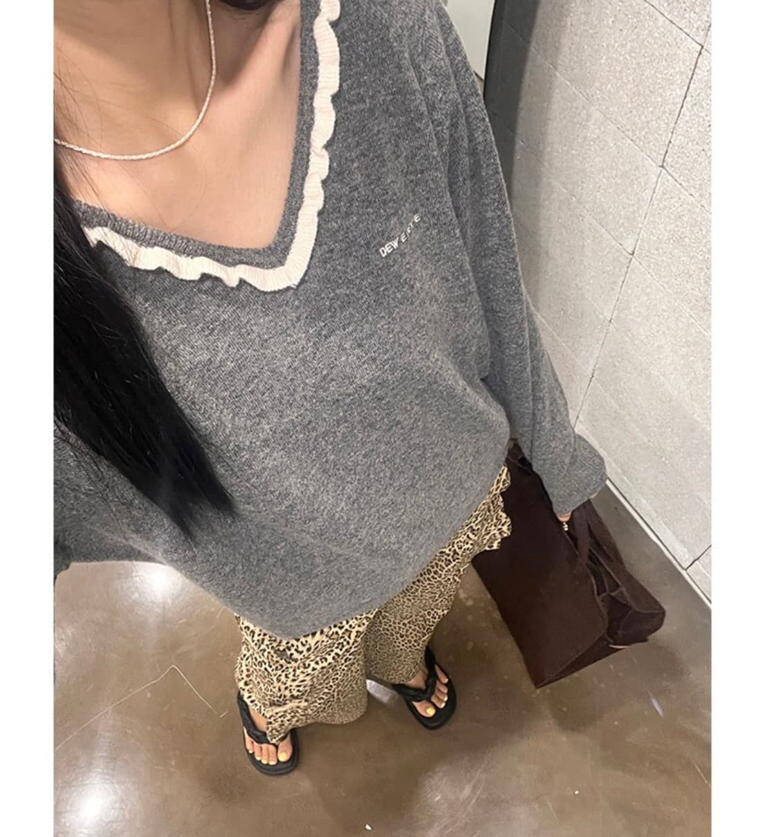 듀이듀이 브이넥 프릴 라인 니트 그레이 상품이미지6