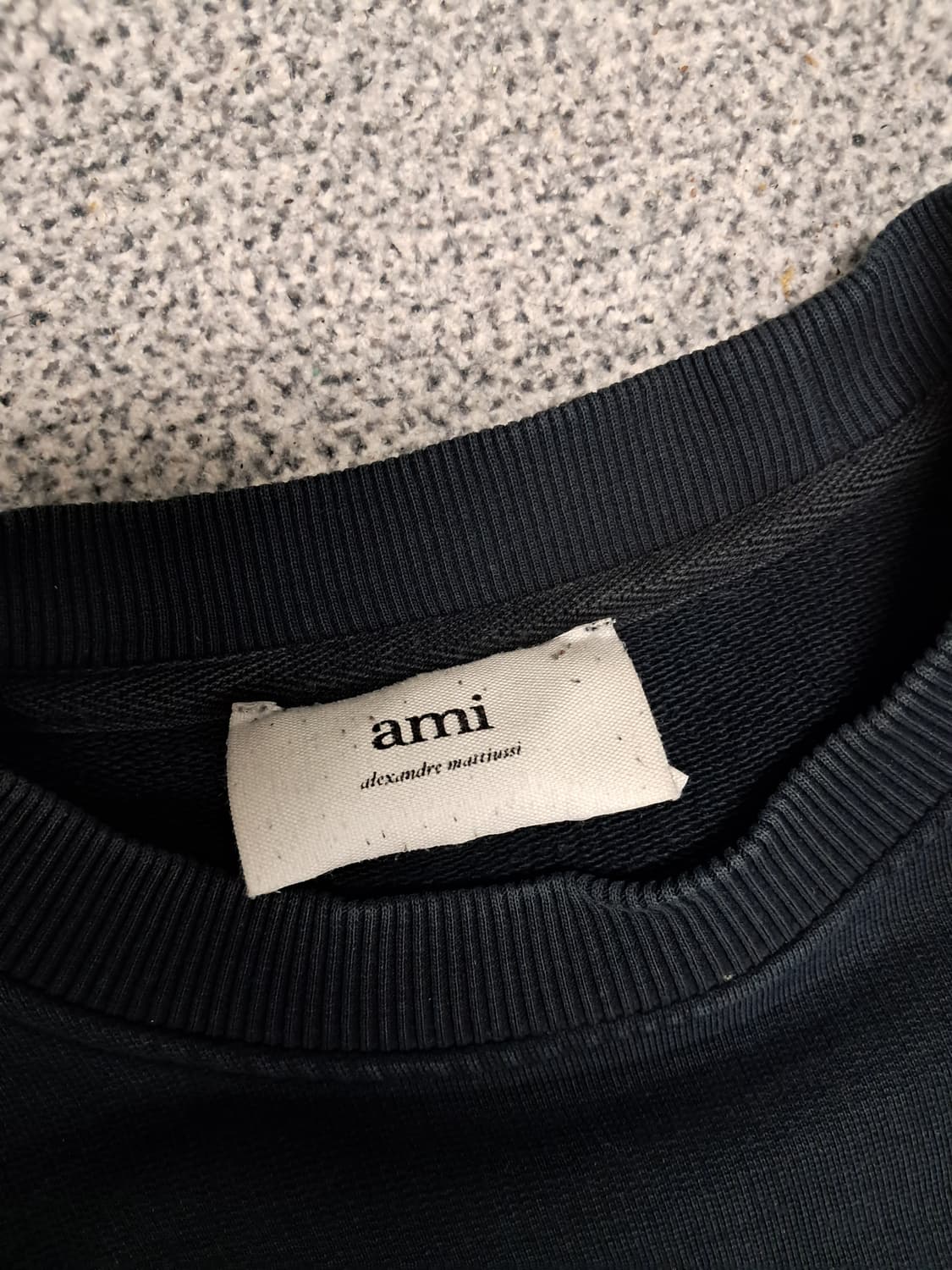 아미 스몰하트 블랙맨투맨 상품이미지2