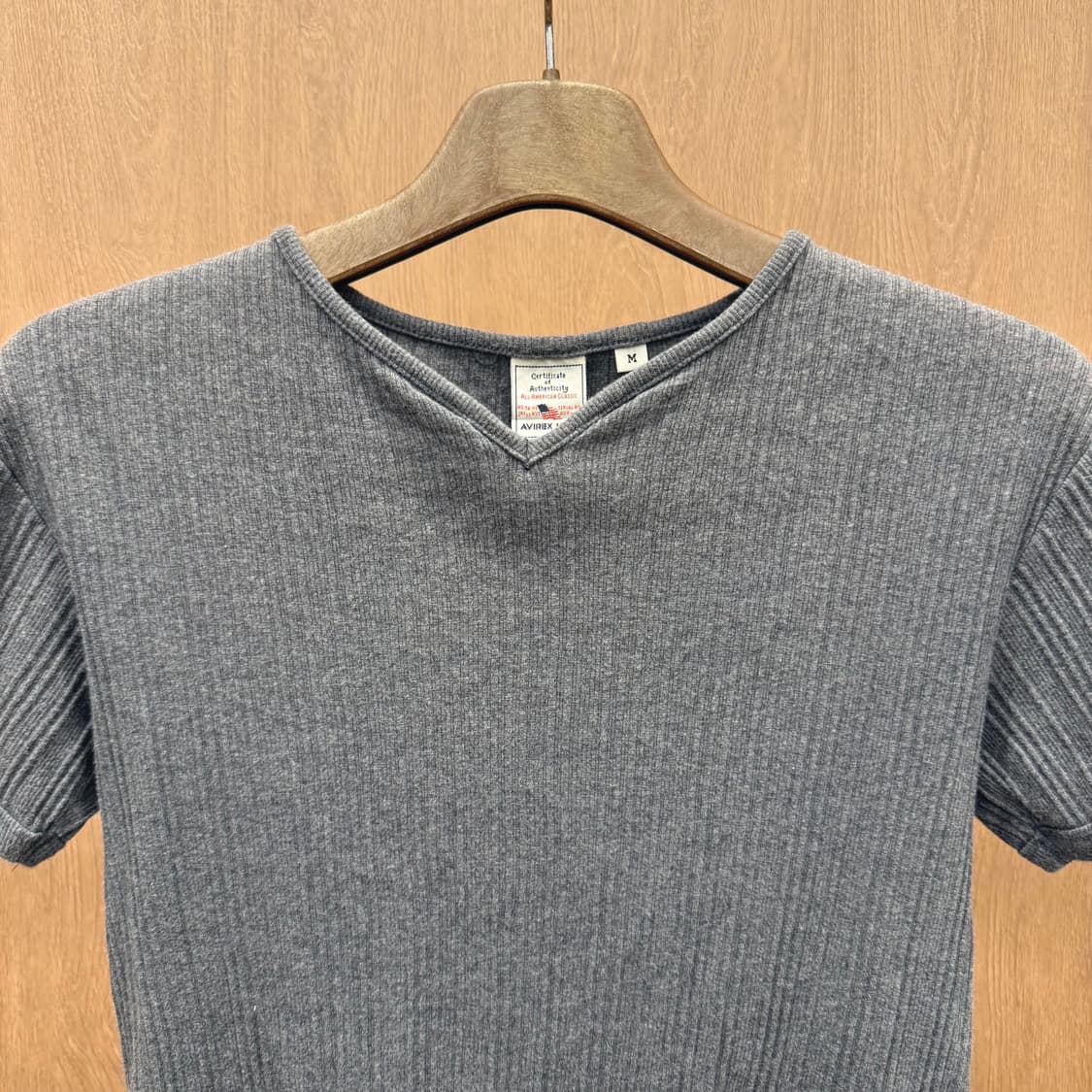 아비렉스 반팔 니트 티셔츠 브이넥라인 자수 디테일 그레이 상품이미지4